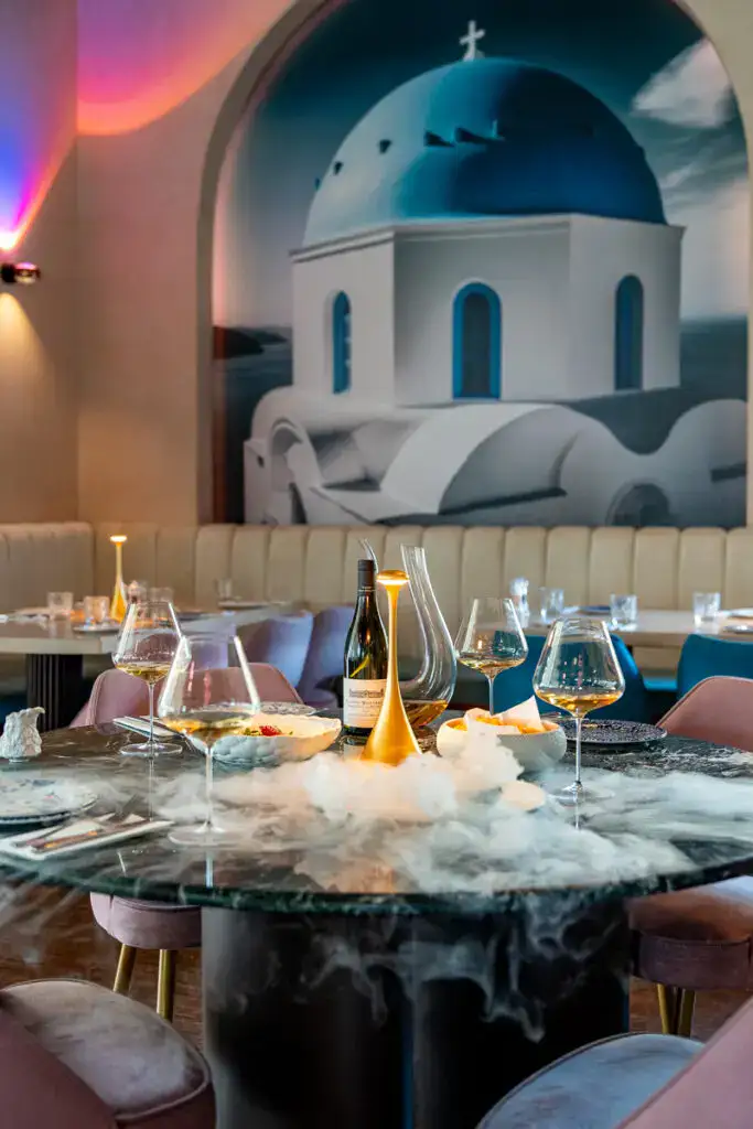 Luxuriöses Restaurant mit moderner Innenarchitektur und stilvollem Dekor, perfekt für elegante Dinnererlebnisse und gehobene Gastronomie in tollem Ambiente.