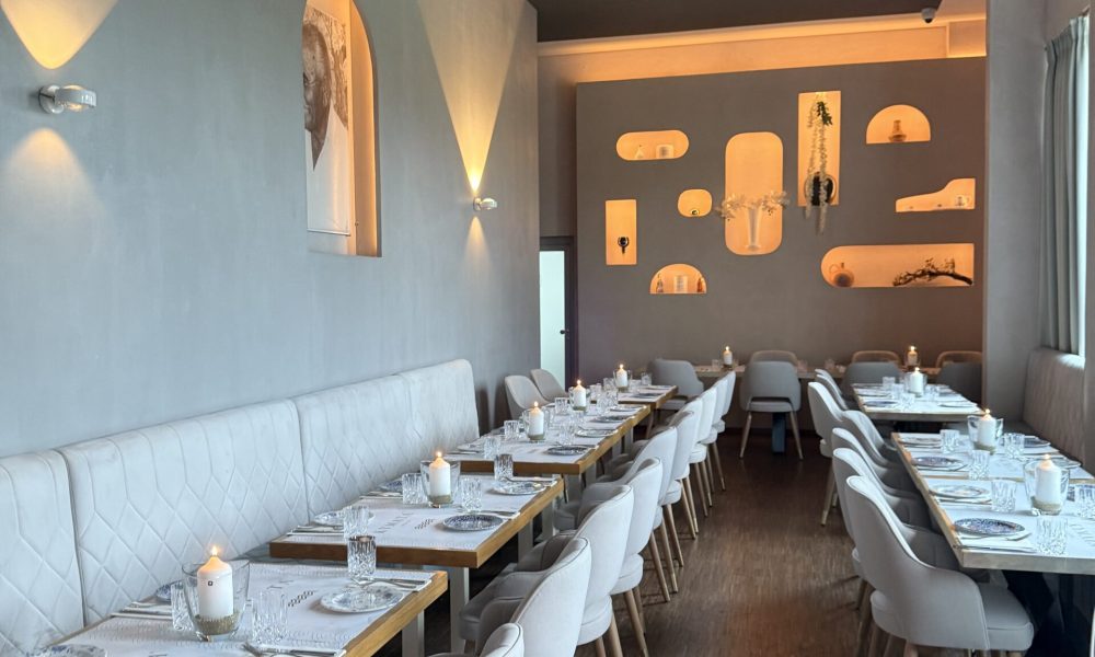 Modernes mediterranes Restaurant in München mit stimmungsvoller Beleuchtung